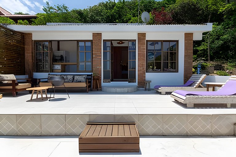 Casa praiana | Vista mar, hidro e pé na areia