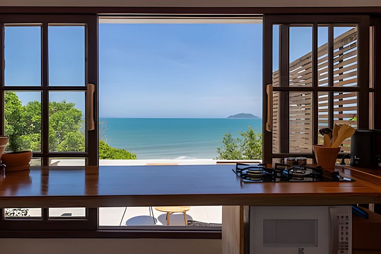 Casa praiana | Vista mar, hidro e pé na areia