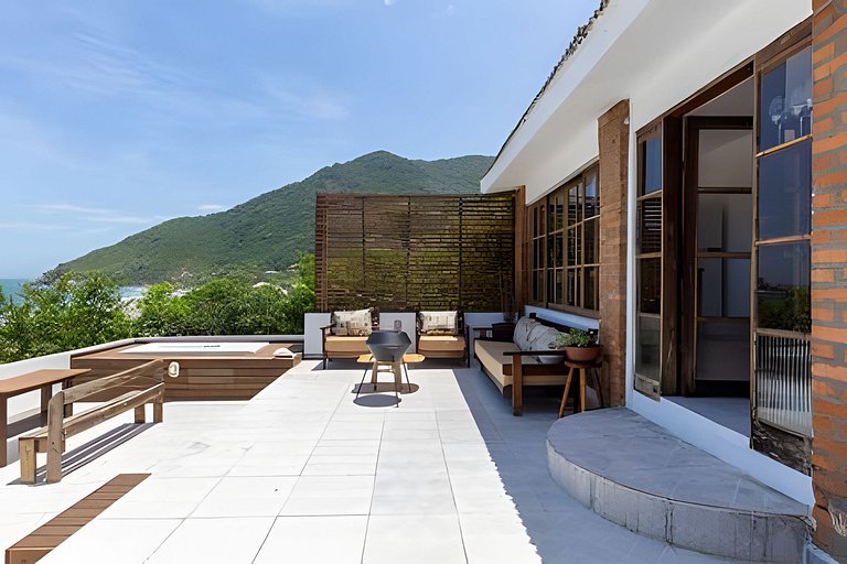 Casa praiana | Vista mar, hidro e pé na areia