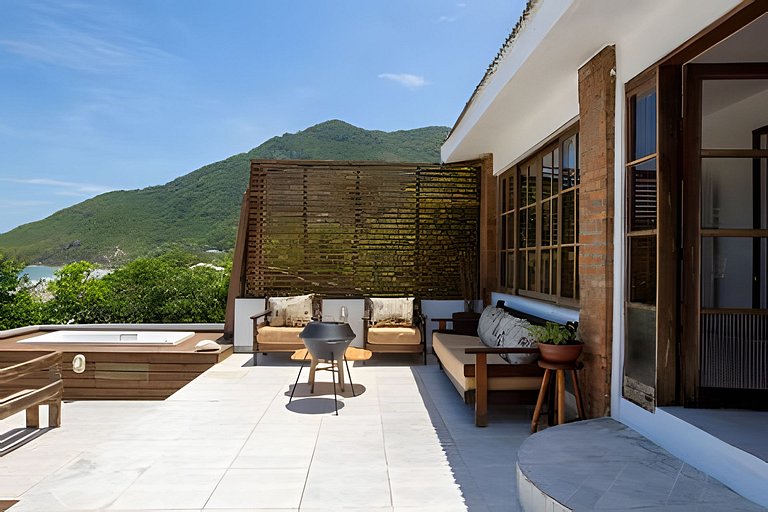 Casa praiana | Vista mar, hidro e pé na areia