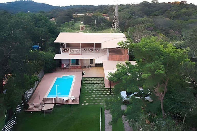 Piscina, churrasqueira, sinuca e privacidade | Ravena / Saba