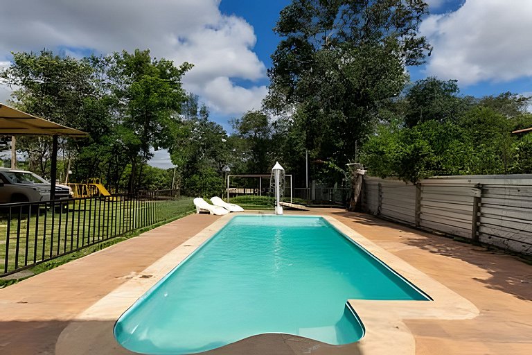 Piscina, churrasqueira, sinuca e privacidade | Ravena / Saba