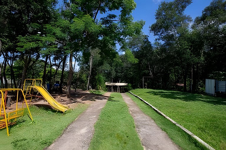 Piscina, churrasqueira, sinuca e privacidade | Ravena / Saba