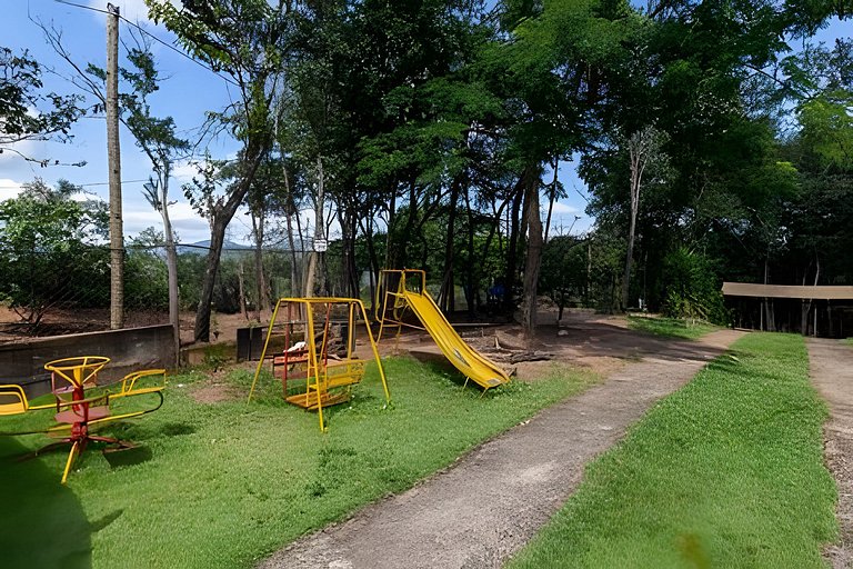 Piscina, churrasqueira, sinuca e privacidade | Ravena / Saba