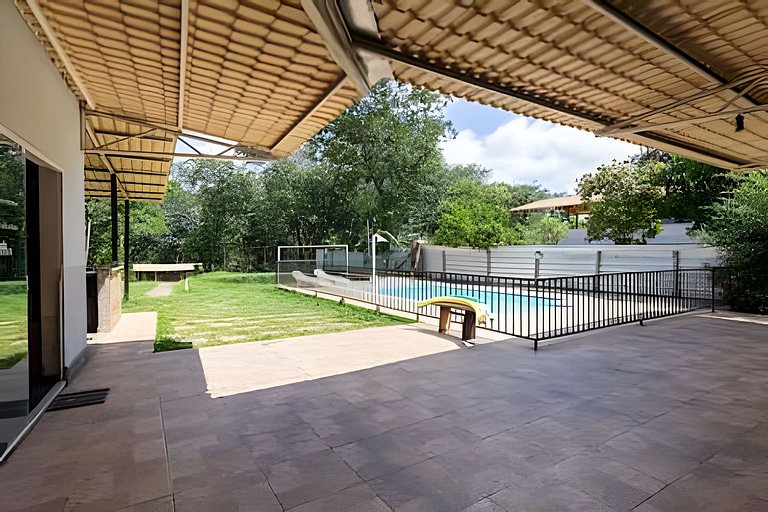 Piscina, churrasqueira, sinuca e privacidade | Ravena / Saba