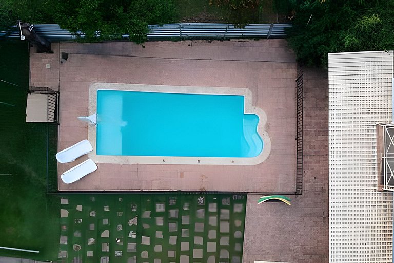 Piscina, churrasqueira, sinuca e privacidade | Ravena / Saba